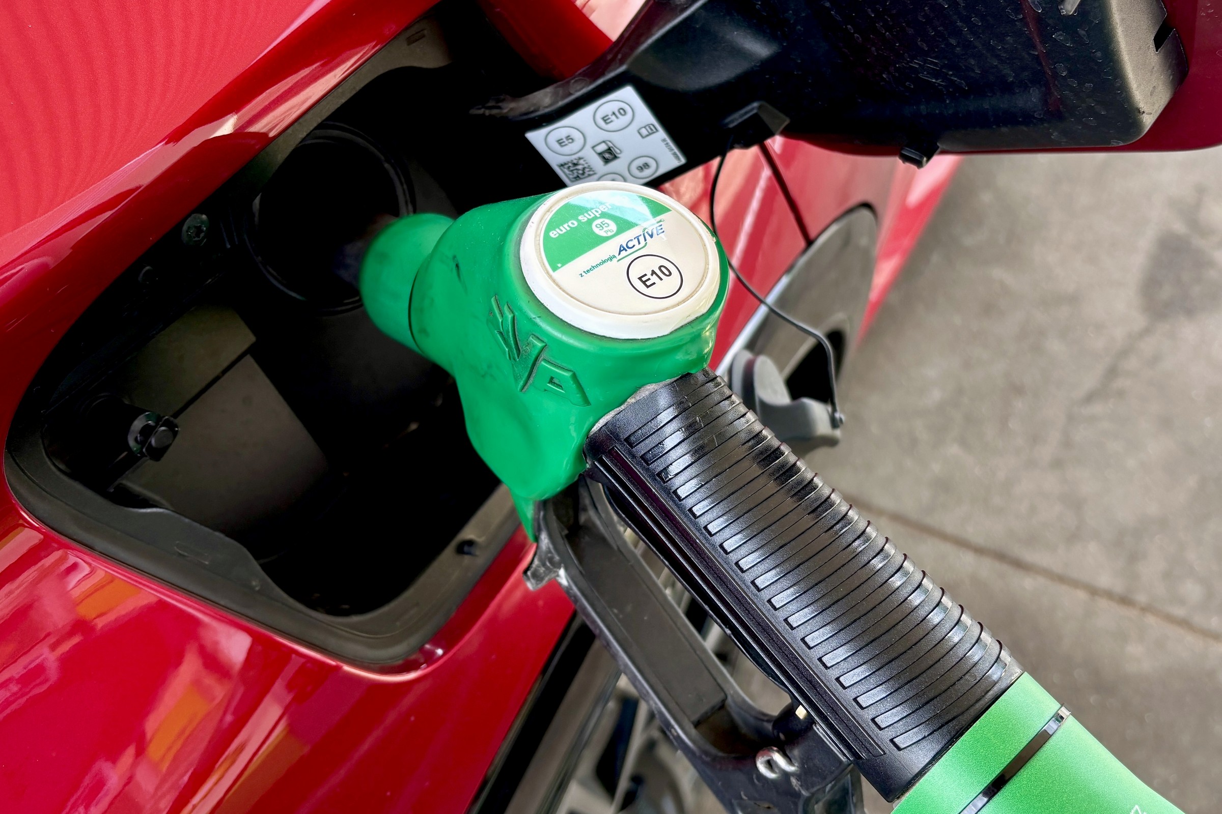 Nie każdy powinien tankować paliwa premium. Mechanicy wyjaśniają, kiedy uszkodzą silnik