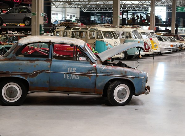 Uratowane Muzeum Motoryzacji Wena w Oławie. Wywieziono kilkaset pojazdów
