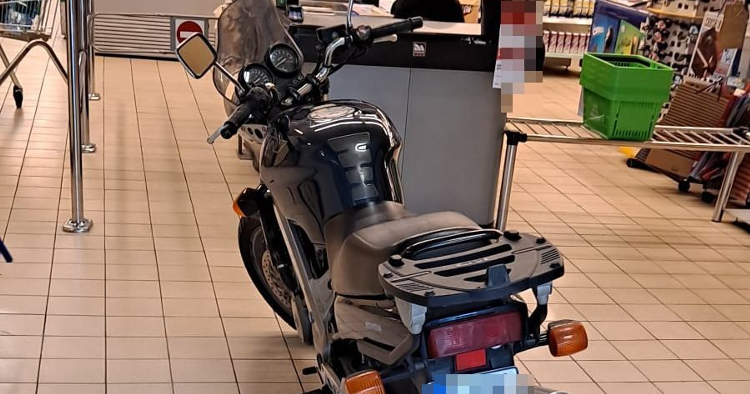 Motocyklista wjechał do supermarketu i zaparkował pojazd przy kasach