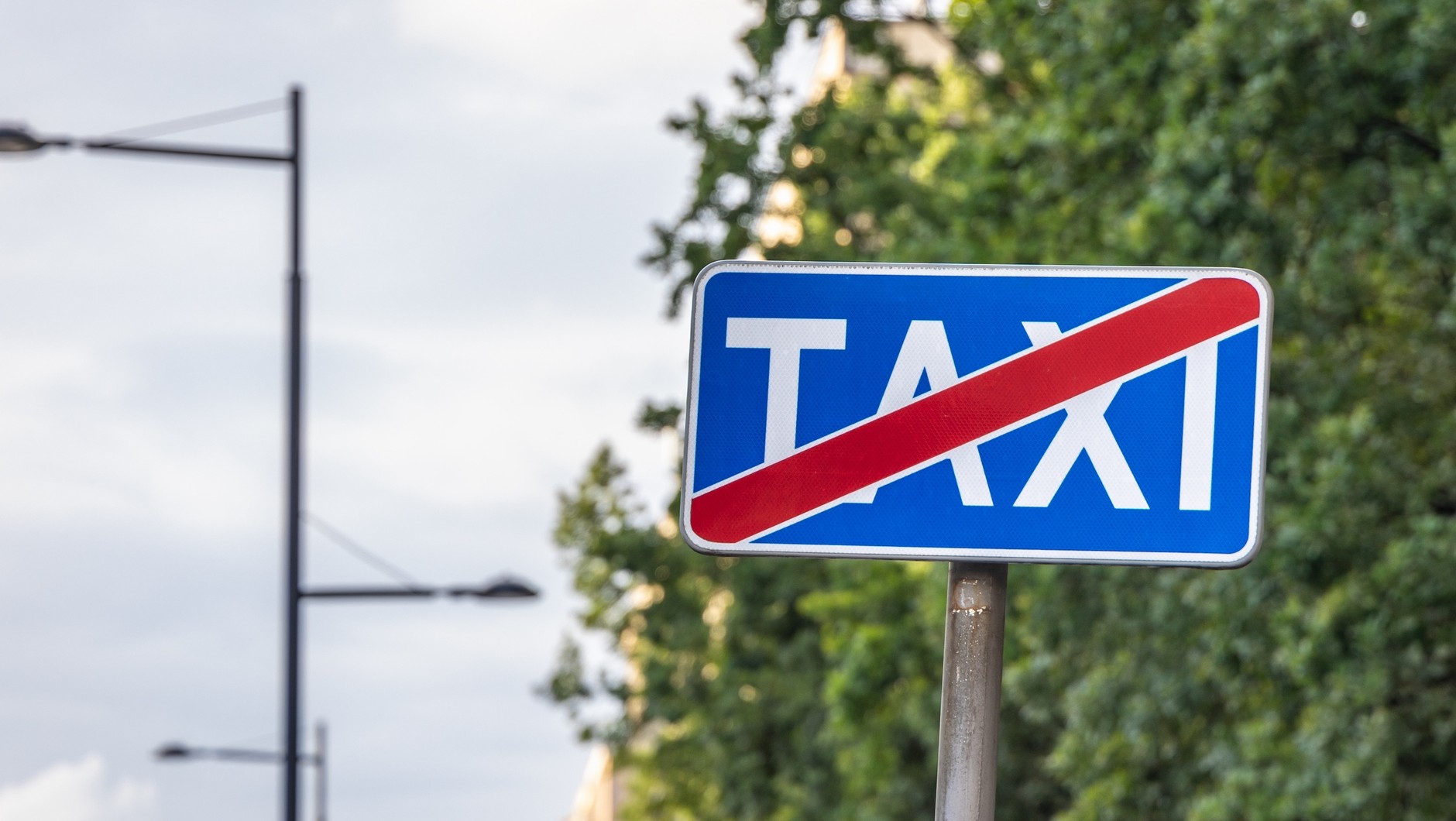Za taksówkę płacimy tylko wtedy, kiedy z niej korzystamy. Za prywatne auto – nawet jeśli stoi bezczynnie w garażu.