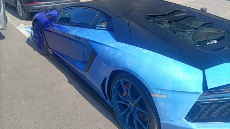 Niebieskie Lamborghini zaparkowane na kopercie we Wrocławiu