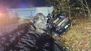 Przyczepa z miałem uderzyła i przygniotła auto osobowe. Pasażerowie byli bez szans
