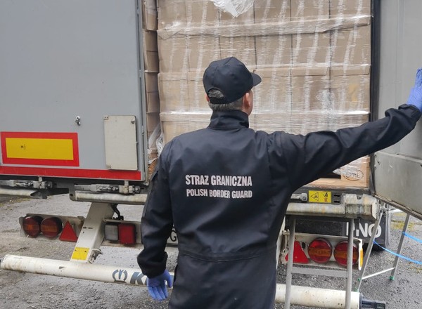 Straż Graniczna otworzyła naczepę tira ze Szwecji. Zawartość wszystkich zaskoczyła