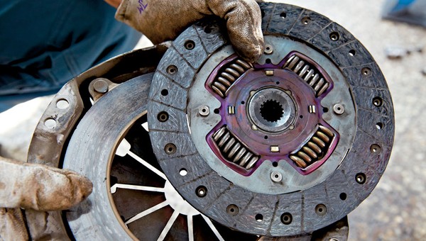 Usterka sprzęgła – jakie są pierwsze objawy?