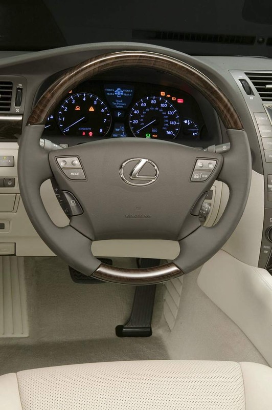 Lexus LS460 w japońskich salonach sprzedaży