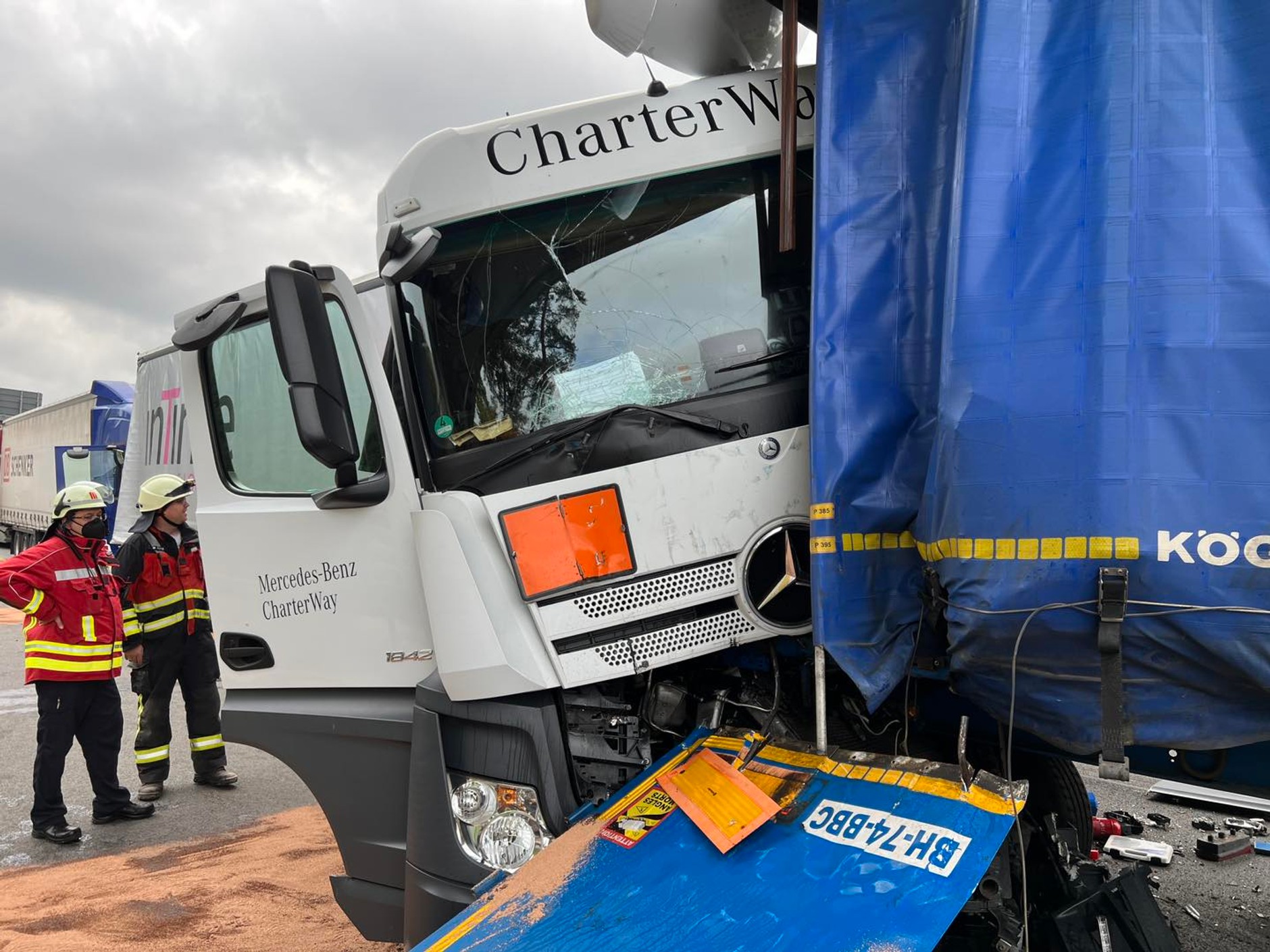 Na niemieckiej autostradzie A3 zderzyło się sześć ciężarówek