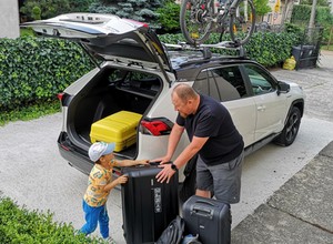 Jak dobrze spakować się na wakacyjny wyjazd? Dotyczy to każdego samochodu