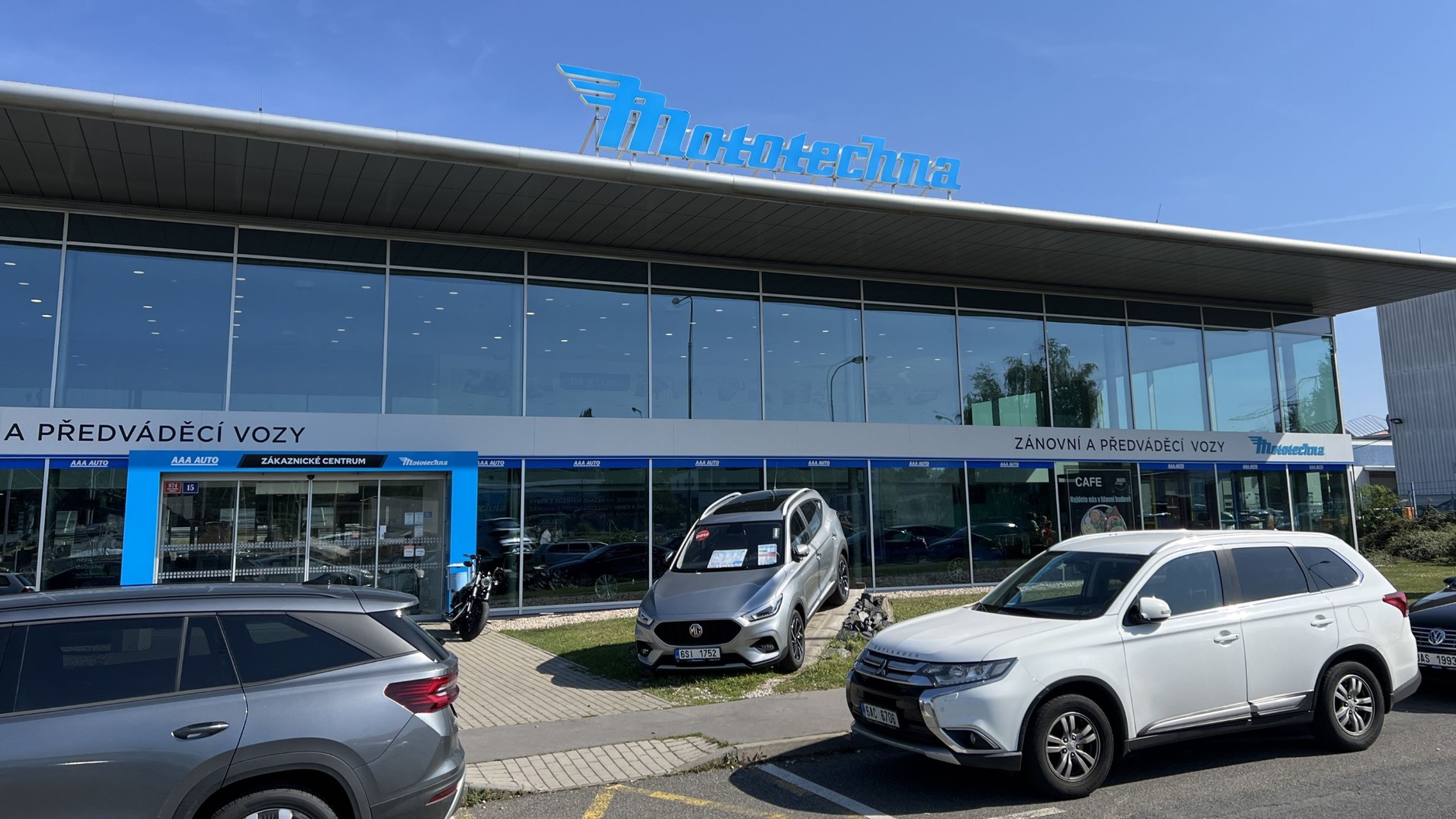 Salon sprzedaży samochodów używanych AAA Auto w czeskiej Pradze w dzielnicy Dolni Chabry