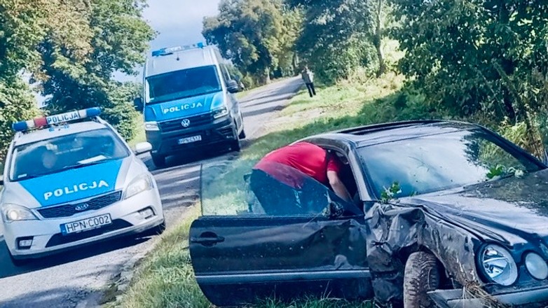 Ucieczka kierowcy mercedesa zakończyła się kolizją