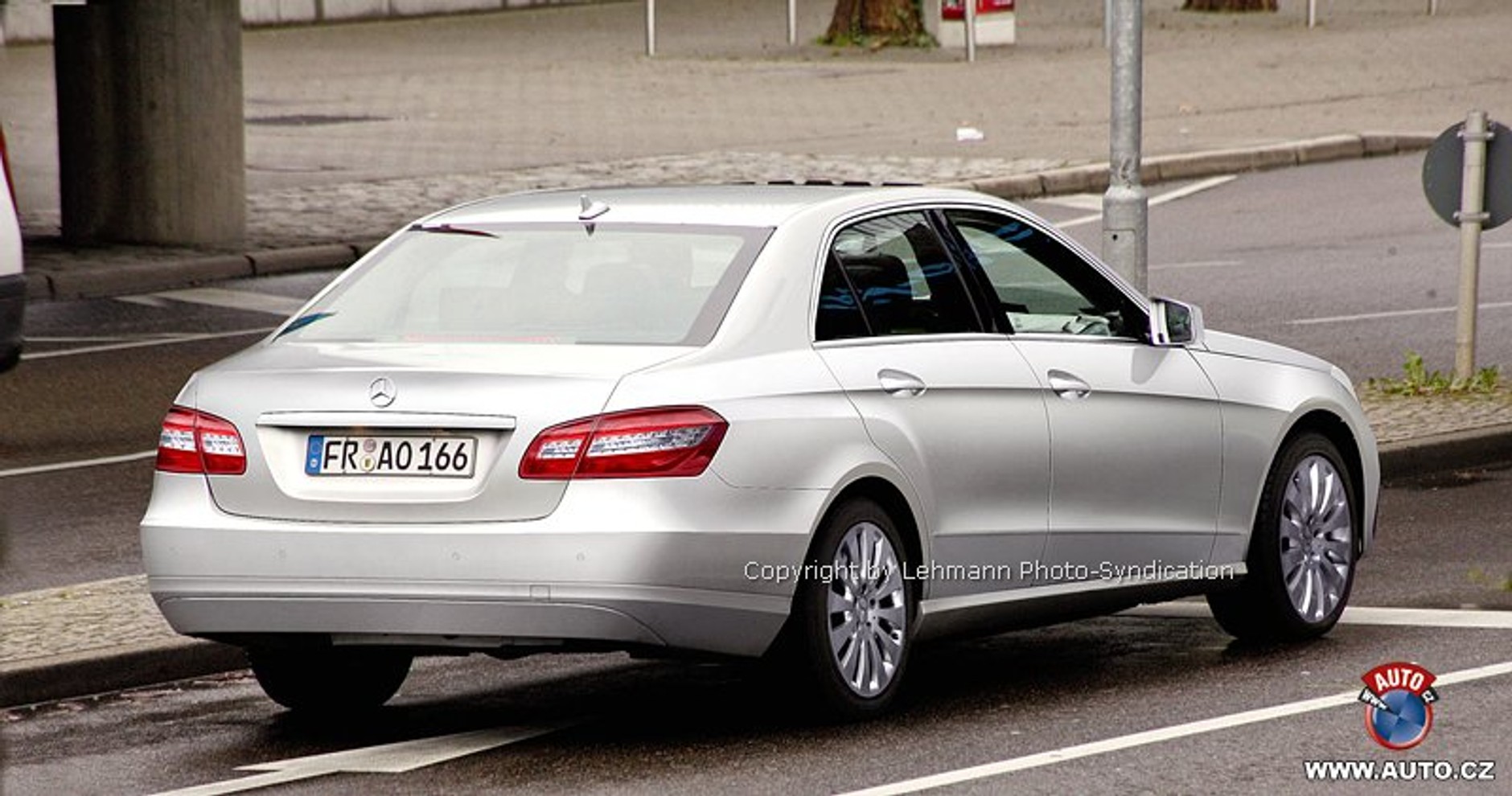 Zdjęcia szpiegowskie: Mercedes-Benz klasy E i coupe CLK – nowe zdjęcia