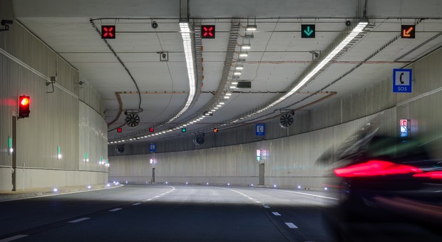 Co dzieje się w tunelach? Na tablicach wyświetlają komunikat: Ograniczenia ADR. Zachowaj odstęp