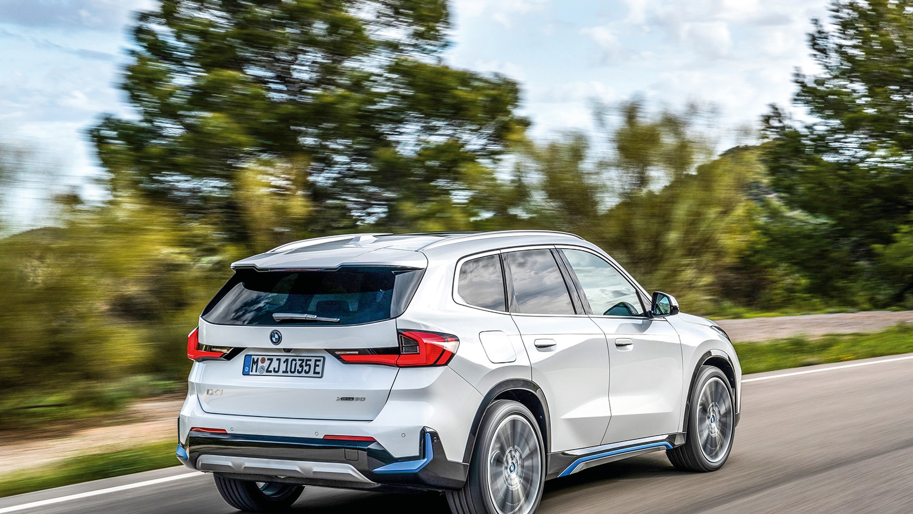 Błękitne dodatki, które demonstrują elektryczną naturę BMW iX1, a tym samym ­odróżniają je od innych wariantów napędowych, stanowią opcję