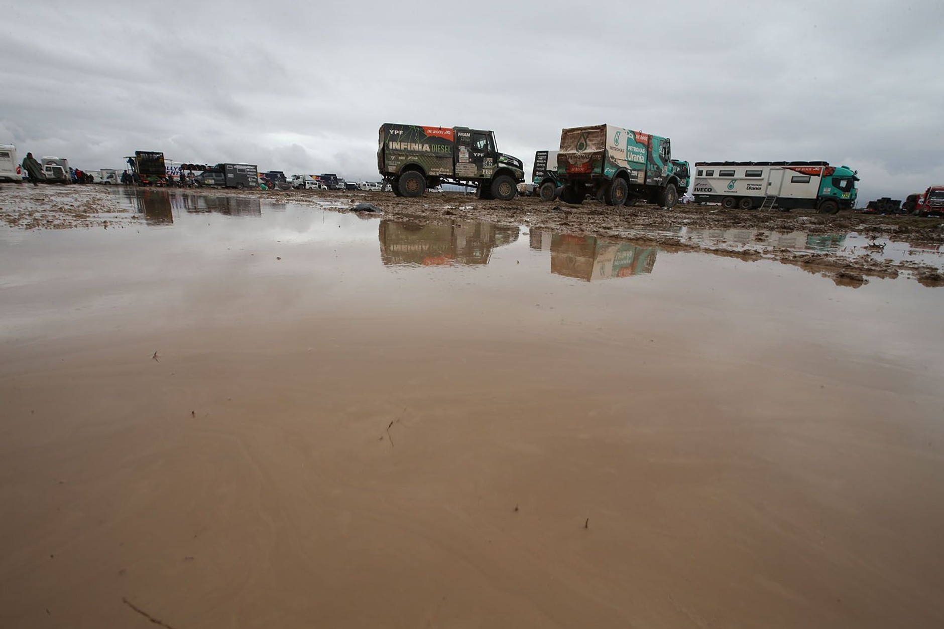 Rallye Dakar 2017 - tak wyglądał biwak po ulewnym deszczu