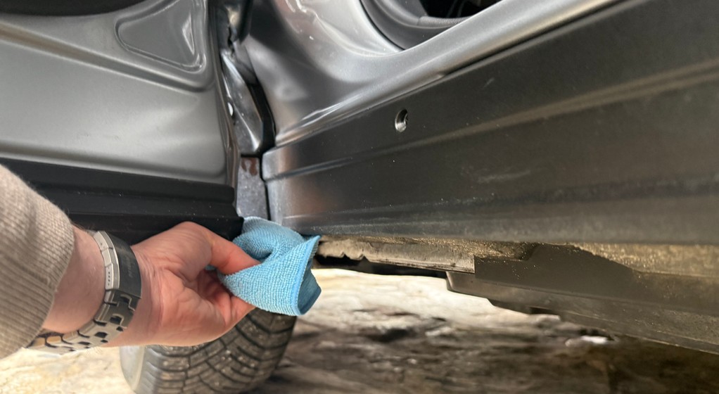 Po zimie warto umyć wewnętrzne płaszczyzny drzwi, zmyć sól z progów oraz listew ochronnych i ozdobnych