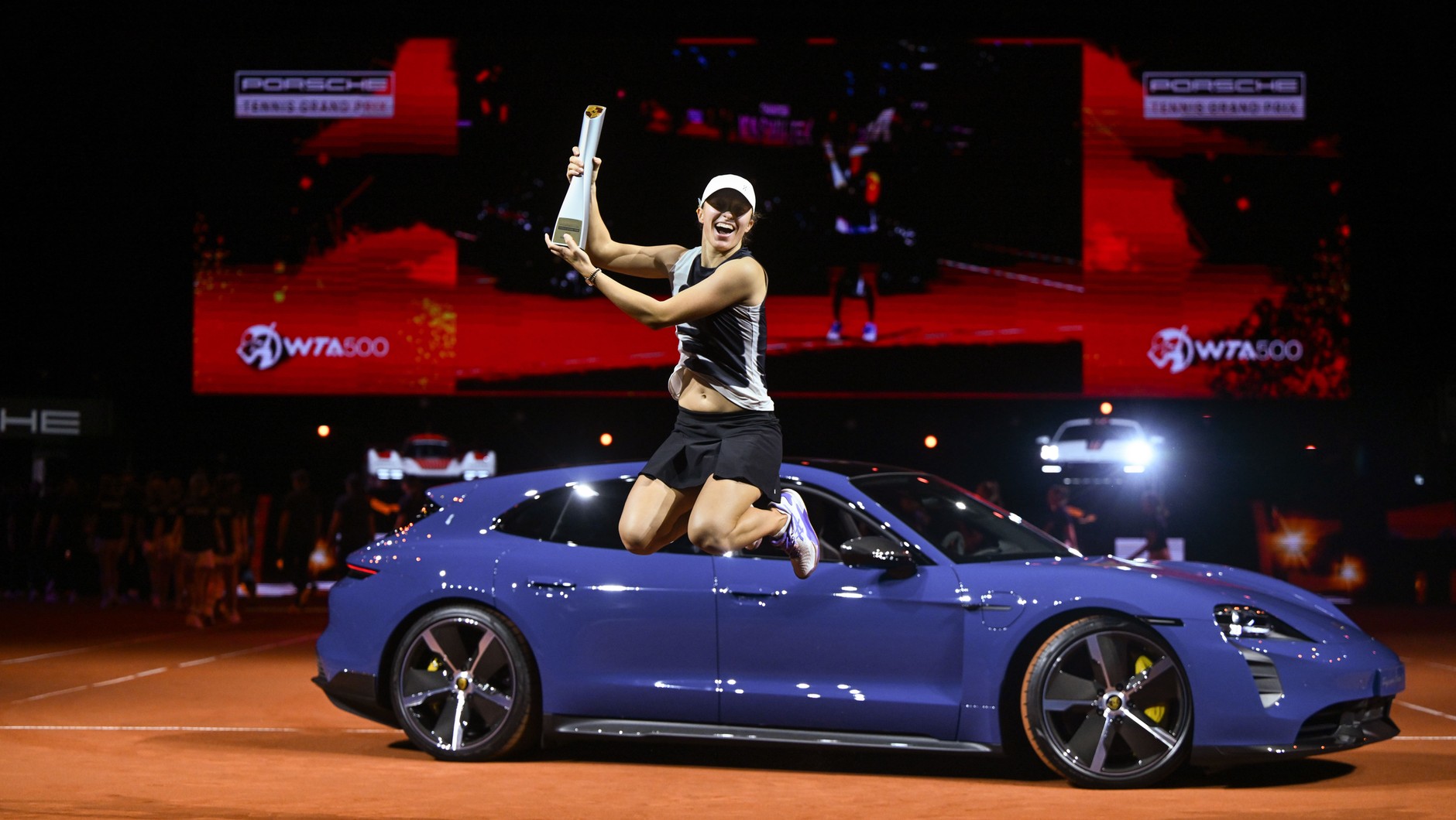 Porsche Tennis Grand Prix 2023: Iga Świątek, a w tle jej wygrana