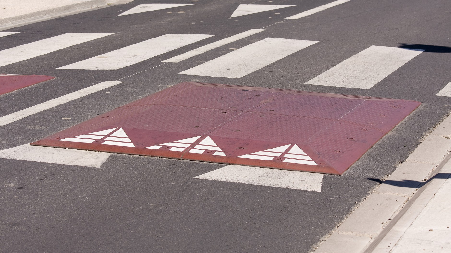 W polskich przepisach nie ma jednoznacznego zakazu omijania progów zwalniających. Jednak w niektórych sytuacjach taki manewr może być niebezpieczny