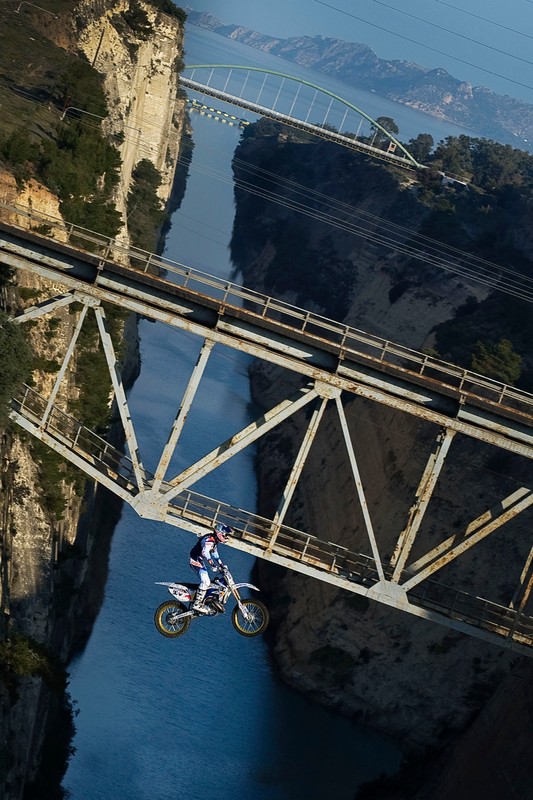 Red Bull: motocyklem przez Kanał Koryncki