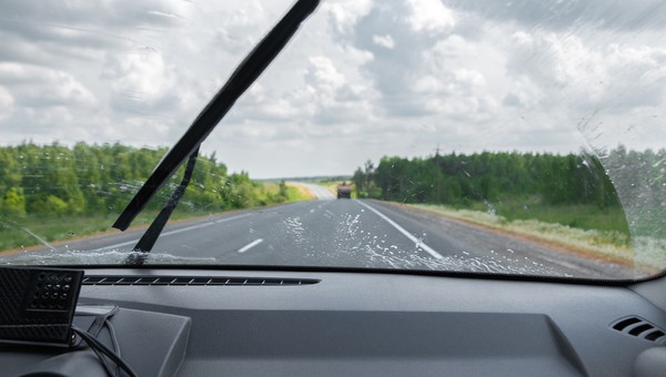 Dlaczego wycieraczki w samochodzie skrzypią? Wypróbuj te sposoby, zanim je wymienisz