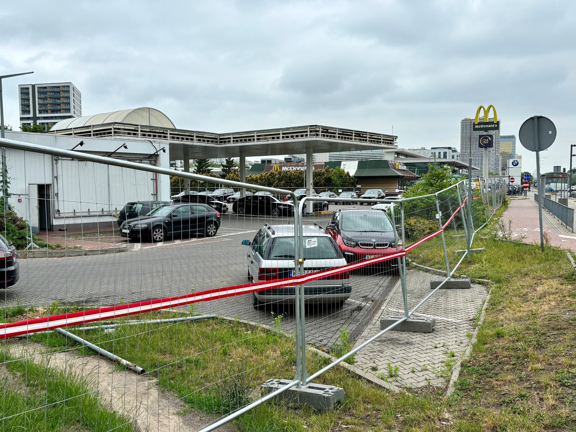 Likwidowana stacja paliw Shell przy ul. Ostrobramskiej w Warszawie