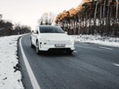 Tak jeździ Tesla Model Y Juniper, czyli wersja po liftingu. Ma powstrzymać ucieczkę klientów