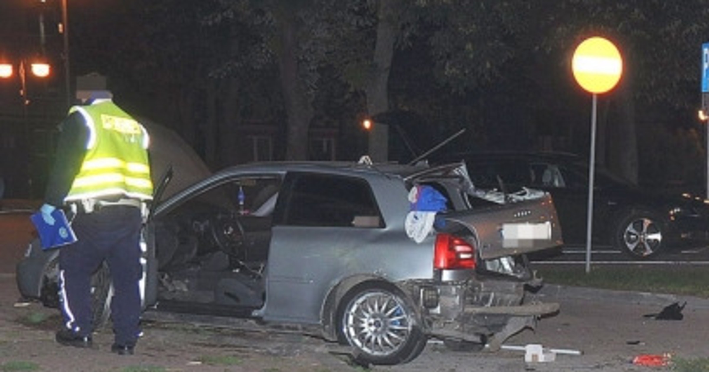 Kierujący audi 19-latek stracił na łuku drogi panowanie nad pojazdem, wskutek czego uderzył w krawężnik oraz latarnię