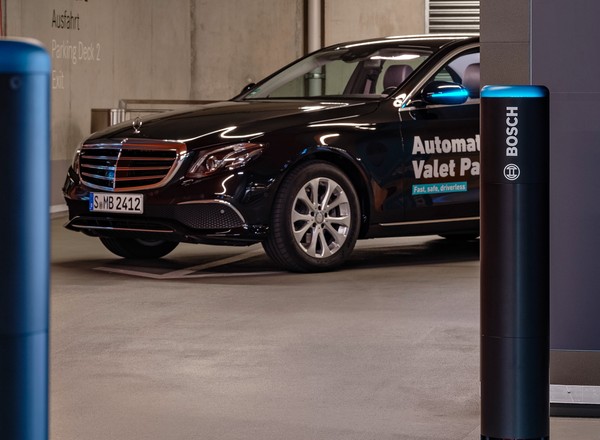 Mercedes-Benz zaprezentował bezobsługowe parkowanie. W projekcie pomógł Bosch