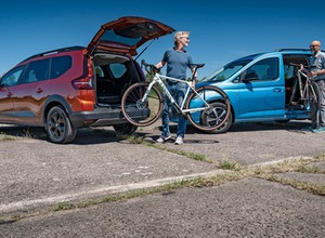 Oszczędne rodzinne auta na benzynę. Co warto kupić, Dacię Jogger czy VW Caddy?