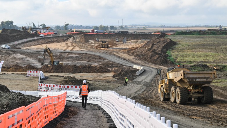 Trzebnik, 13.10.2025. Plac budowy odcinka drogi ekspresowej S8 Jordanów Śląski - Łagiewniki Zachód w Trzebniku