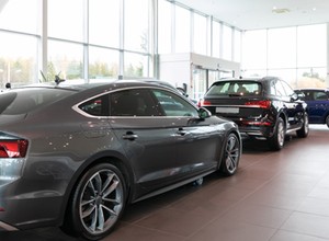 Bogaty jak Polak w salonie samochodowym. W lipcu popyt na auta premium wzrósł o 1/3