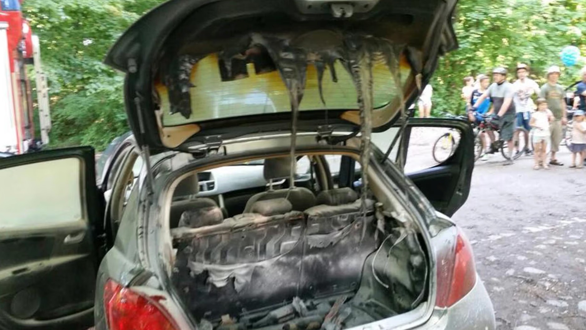 Auto spłonęło, bo kierowca spakował niedogaszonego grilla do bagażnika. Takich przypadków jest więcej.