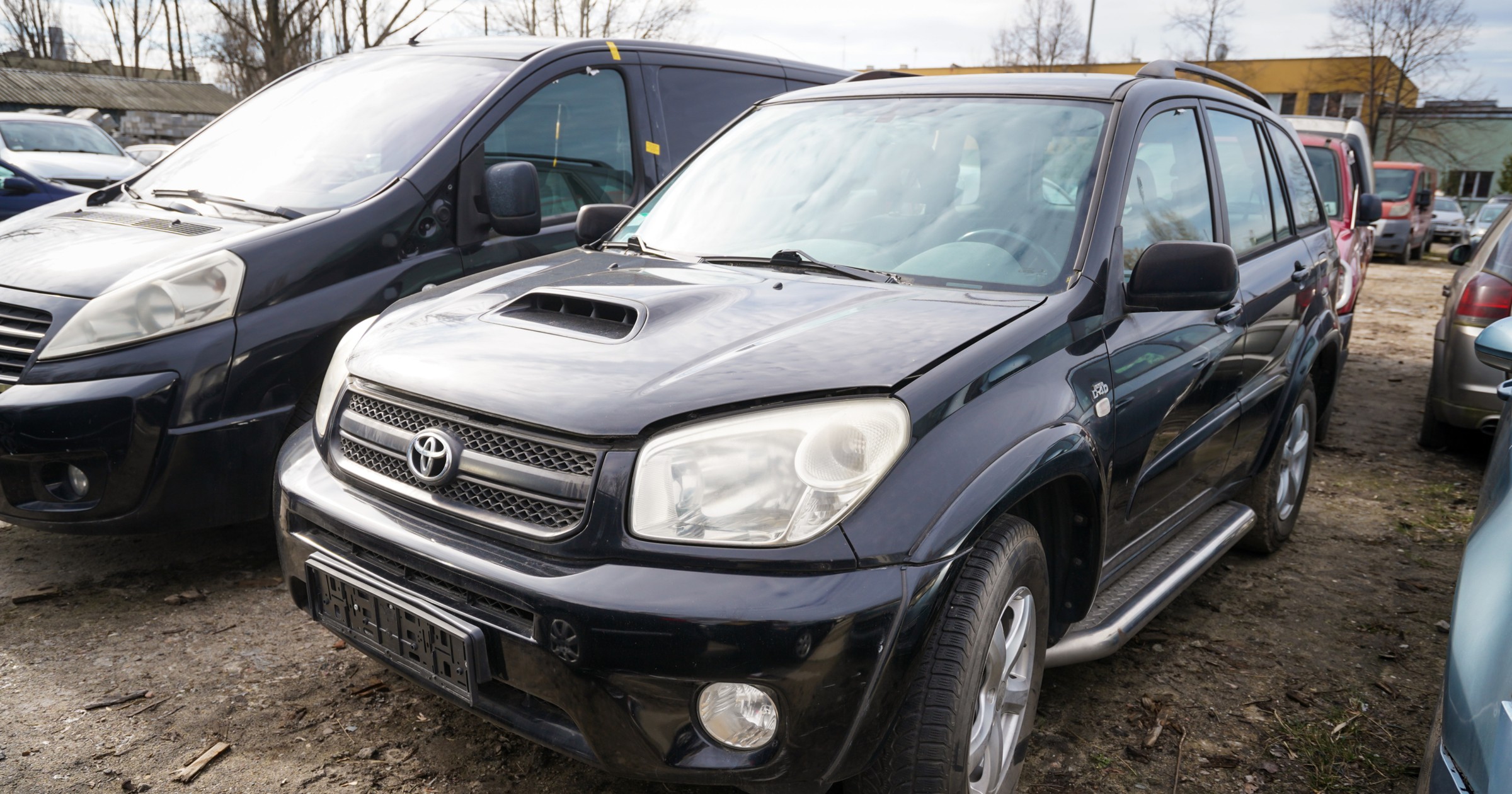 Toyota RAV4 porzucona na ulicy w Warszawie i wystawiona na ponowną sprzedaż