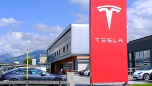 Tesla spada na całym świecie. Od bohatera do zera? Duży problem w Chinach