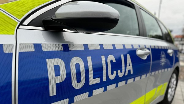 Policjanci zatrzymali nietrzeźwego kierowcę. Przyjechał po niego syn. Też pijany