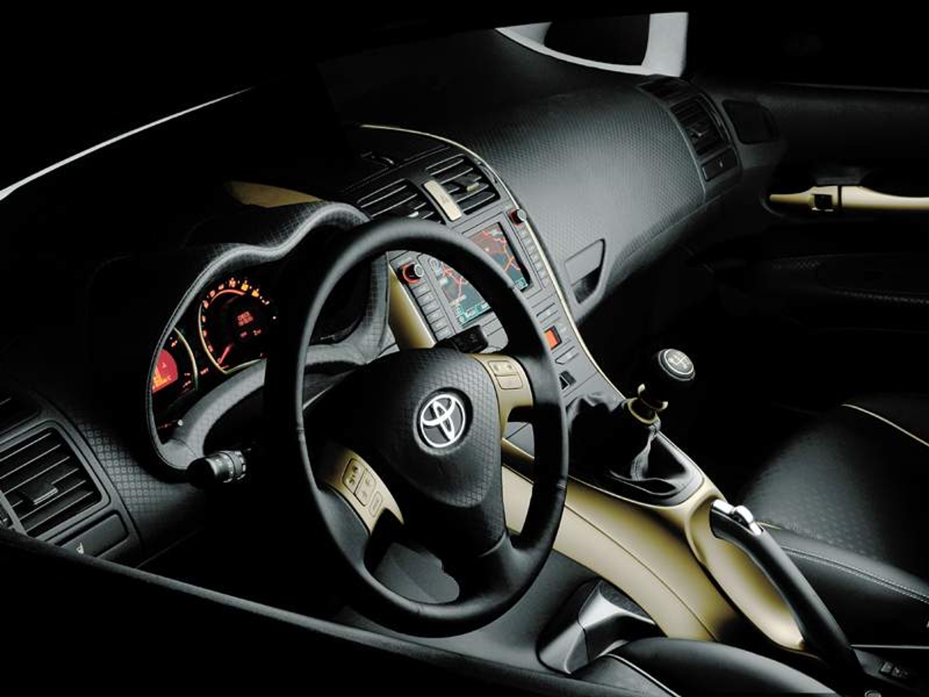 Paryż na żywo: Toyota Auris space