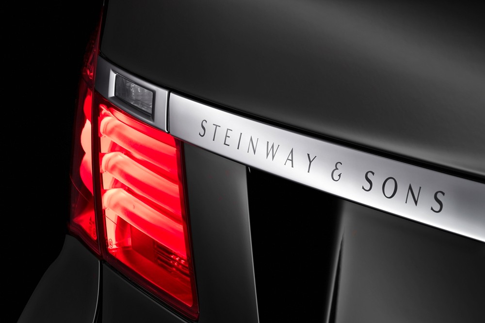 BMW serii 7 ma fortepian w bagażniku