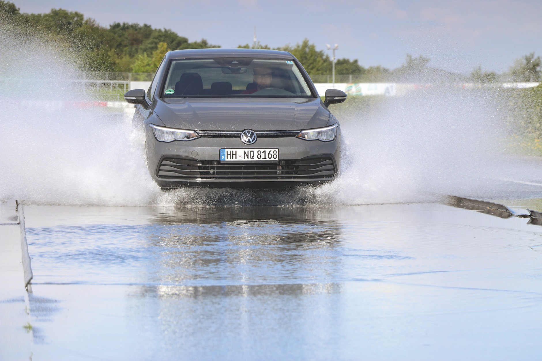 Test opon zimowych w rozmiarze 205/55 R 16: próby wykonywane na mokrej drodze