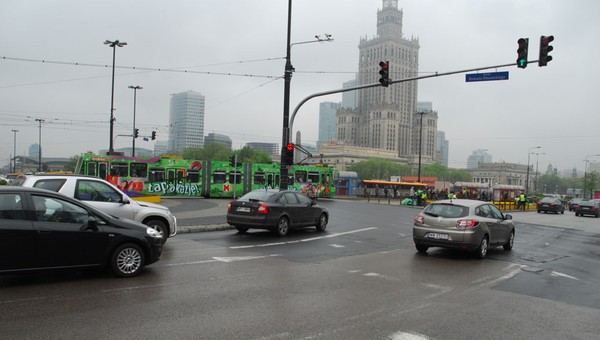 Zapaliło się zielone, a kierowca i tak dostał mandat. Kierowcy źle rozumieją strzałkę w lewo