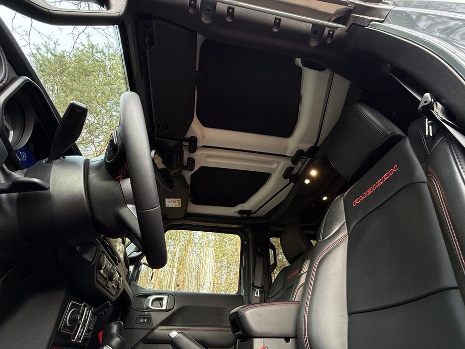 Jeep Wrangler: zapomnij o mięciutkiej podsufitce chłonącej hałas