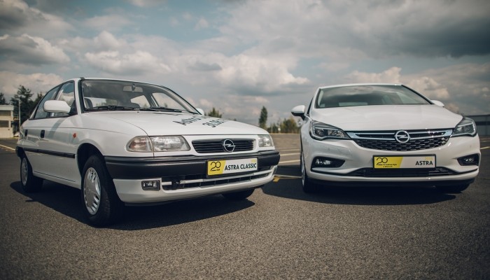 Dwie jubileuszowe Astry z gliwickiego zakładu Opla