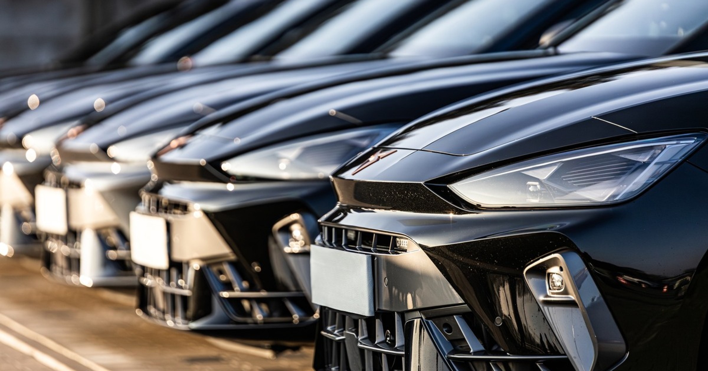 Cupry Leon VZ Sportstourer nieoznakowanymi radiowozami policji