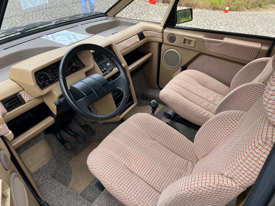 Renault 1. generacji — wnętrze (1987)