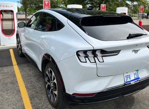 Kierowcy Fordów skorzystają z Superchargerów Tesli. Jak będzie w Europie?