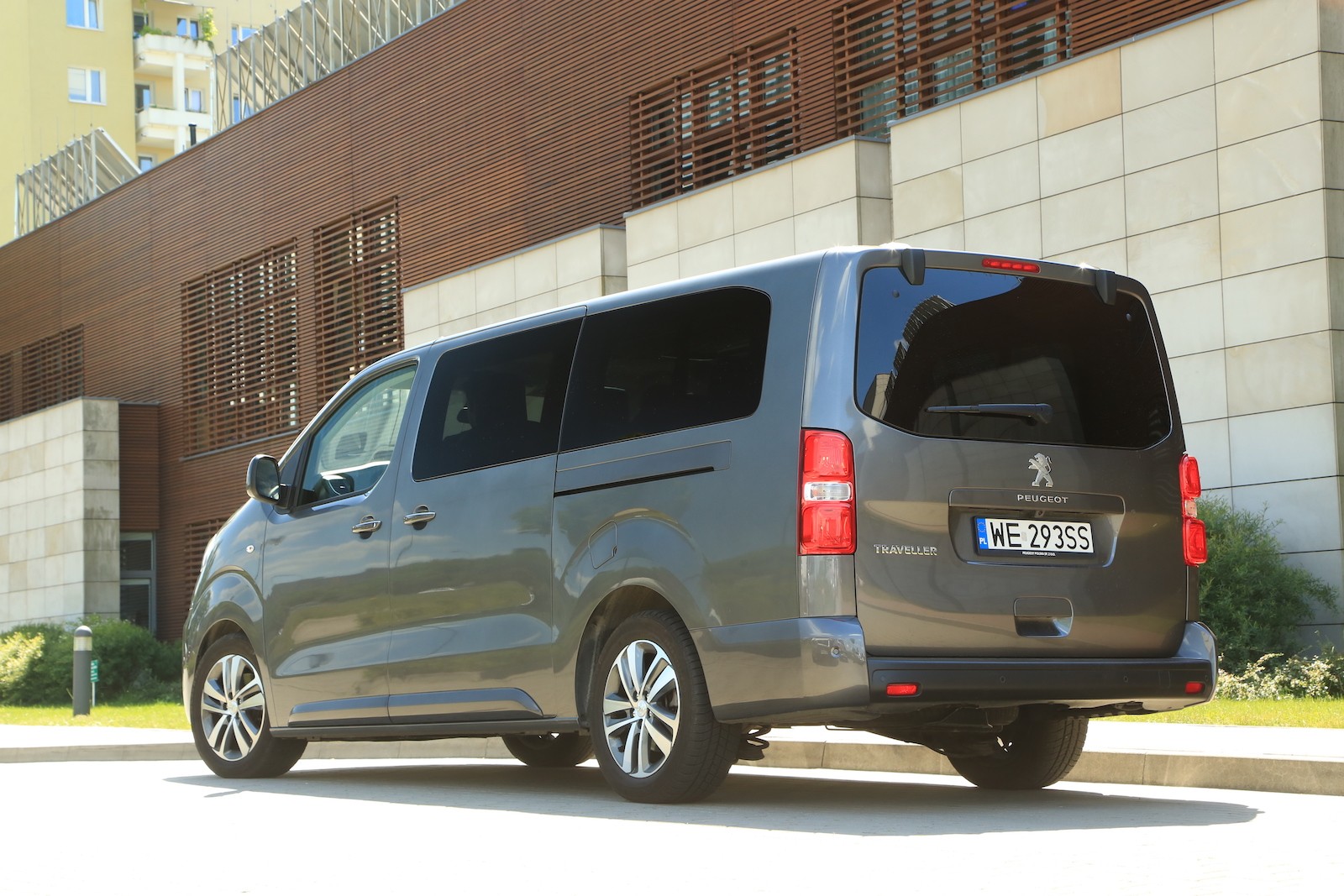 Peugeot Traveller: dawniej domyślnie jako diesel. Dziś jako... elektryk. Serio, ma to sens?