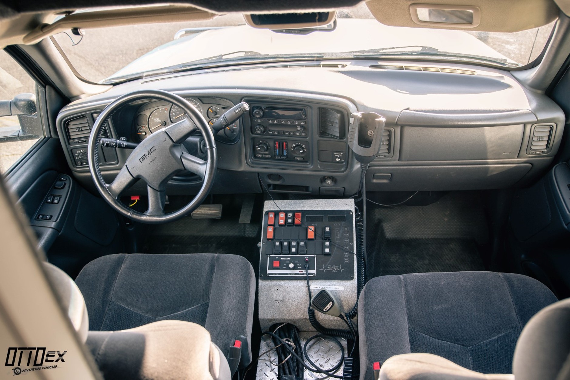 GMC 3500 4x4 – karetka jako kamper