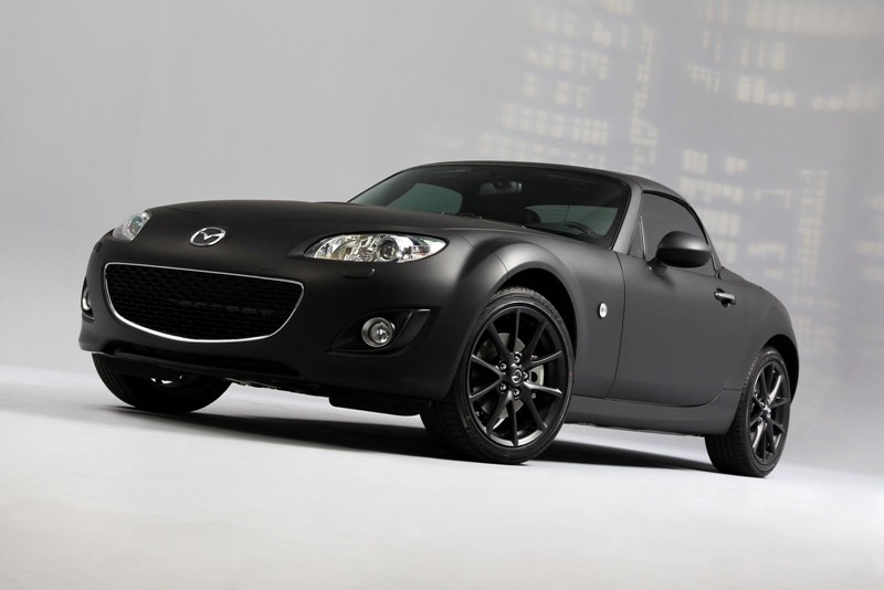 Mazda MX-5 w wersji Black&amp;Matte plus dziewczyna z mieczem