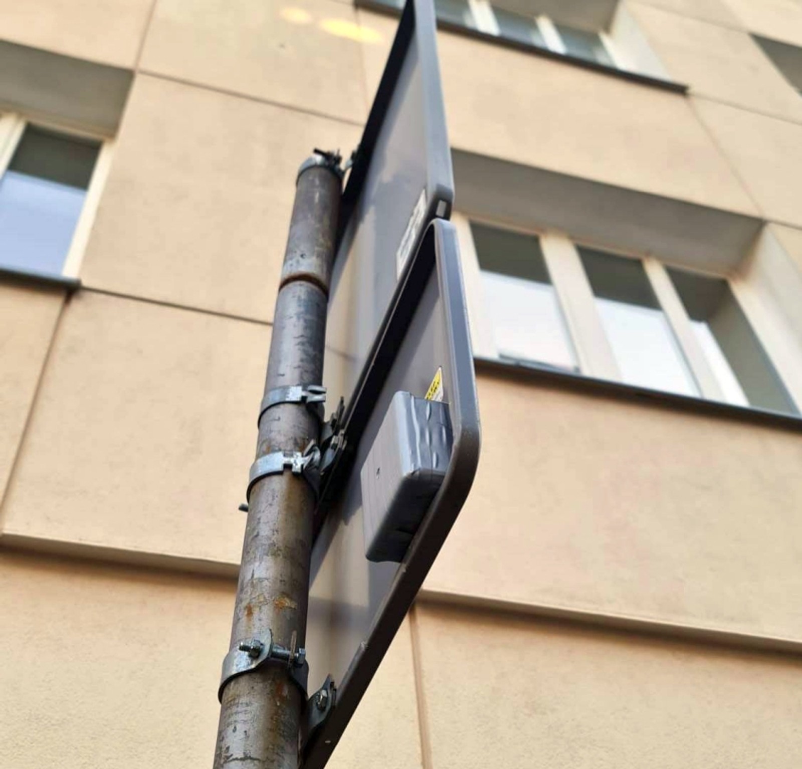 Kamera ukryta na znaku drogowym w Warszawie nie rzucała się w oczy