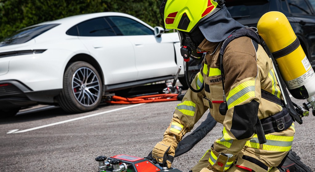 Rosenbauer opracował system gaszenia baterii litowo-jonowych w autach elektrycznych
