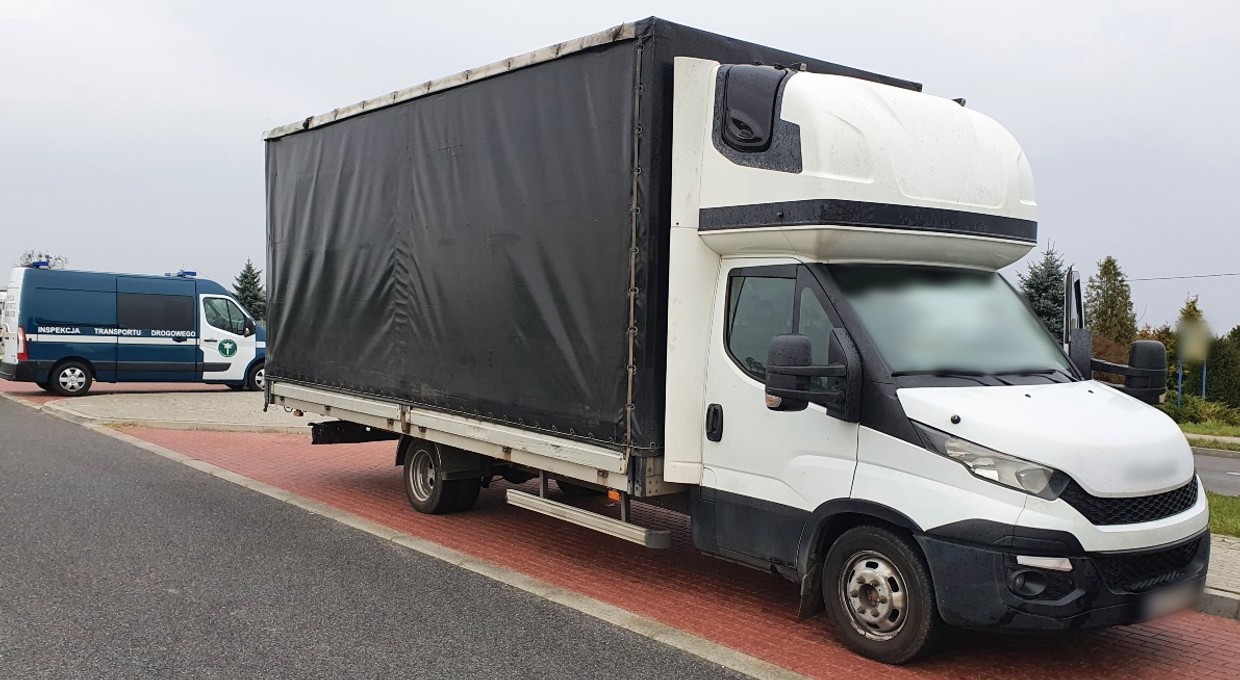 Ten kierowca zdecydowanie przesadził. Ładunek ważył więcej niż samochód