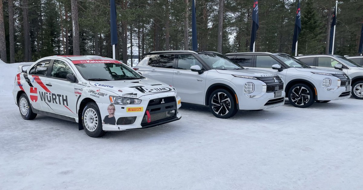 Obok Mitsubishi Outlander PHEV nie bez powodu stoi rajdowy Lancer Evo X