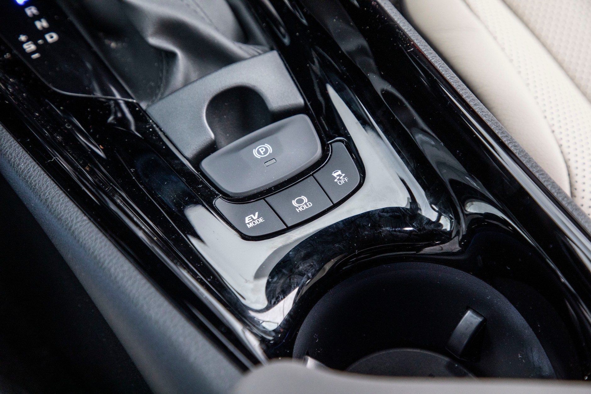 Zdziwisz się jak dobrze jeździ poliftingowa Toyota CH-R z nową hybrydą